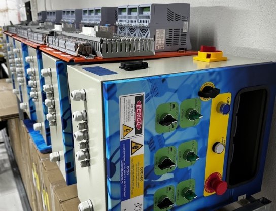 Quadro elétrico de controle e dosagem
